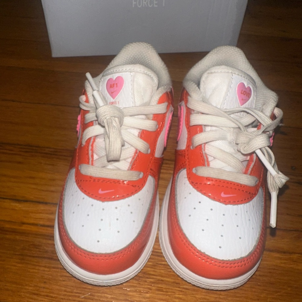 Nike Air Force One Valentine’s Day Size 8C - Picture 2 of 11